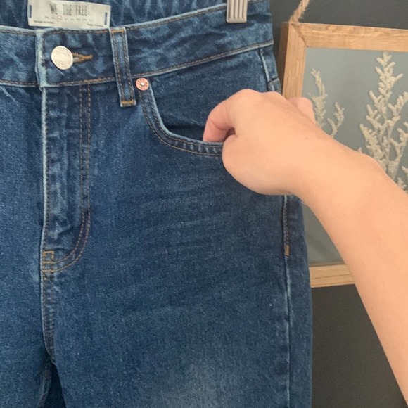 Free People‎ We the Free High Rise Mom Jeans. Size 26x27 - Picture 5 of 12